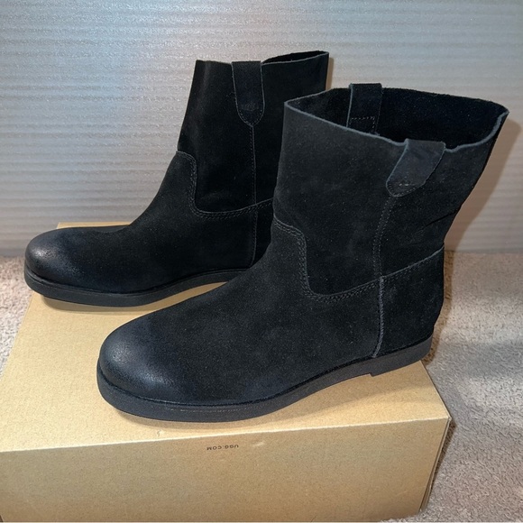 UGG Boot - Picture 7 of 16